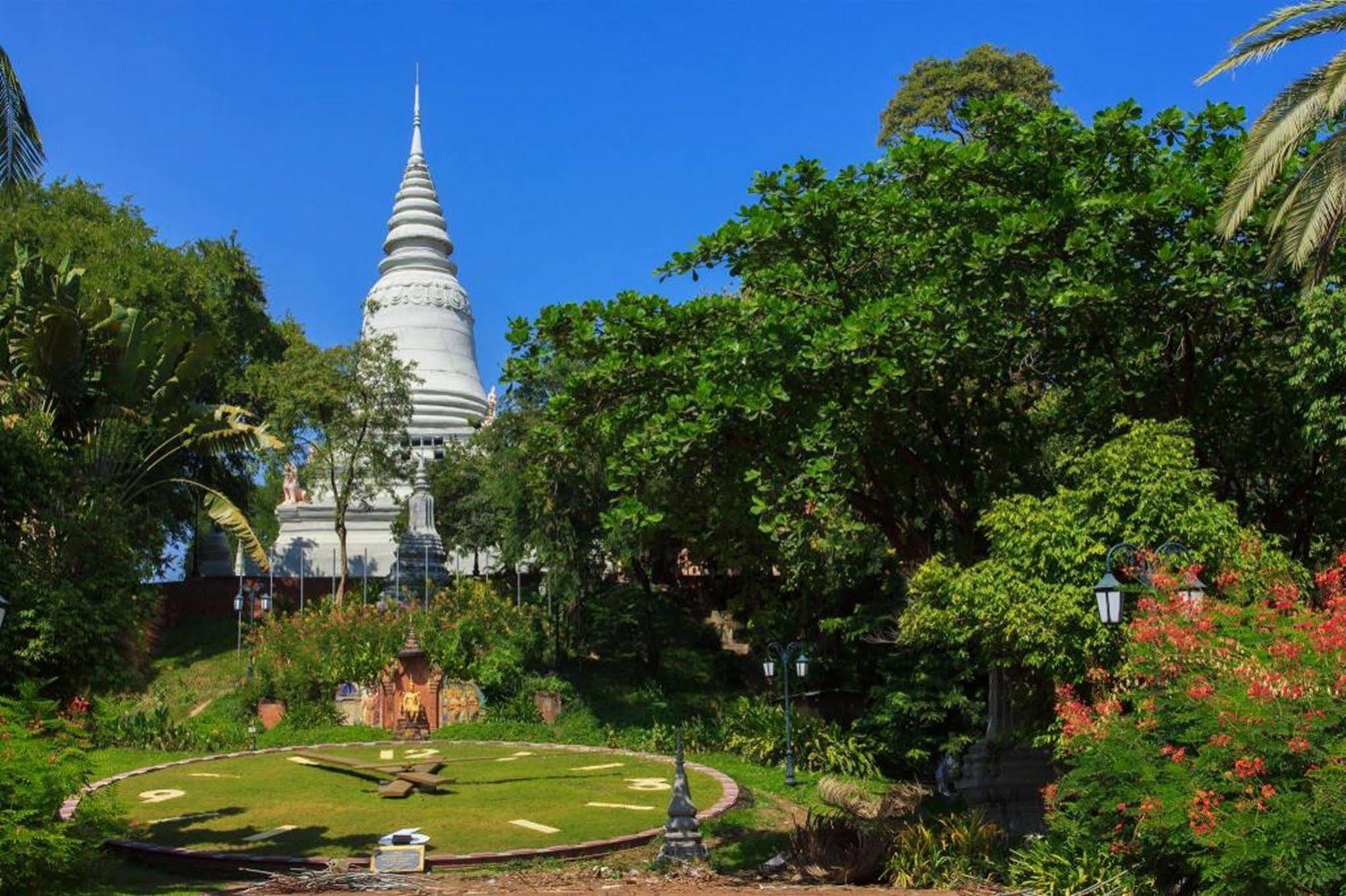 โซวานพูม เกสท์เฮาส์ แอนด์ เรสเตอรอง Hotel พนมเปญ ภายนอก รูปภาพ